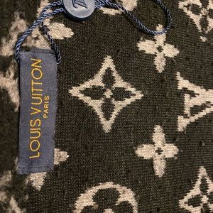 Black and grey men’s Louis Vuitton fleece size XL